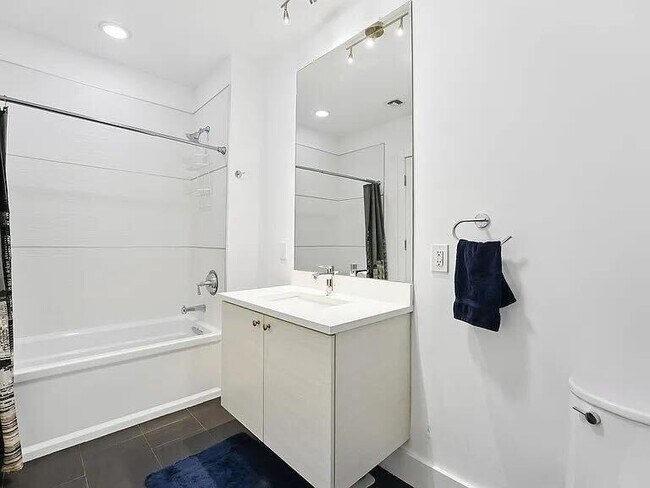 Building Photo - 304 Pavonia Ave