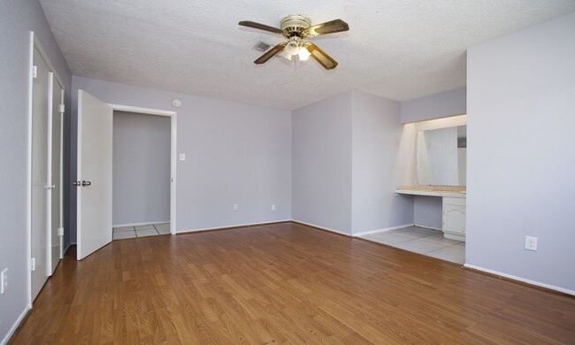 Building Photo - 14239 Montaigne Dr