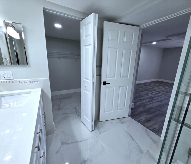 Building Photo - 3710 Inverrary Dr