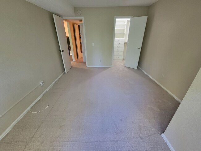 Building Photo - Nicely Updated One Bedroom Condo Available...