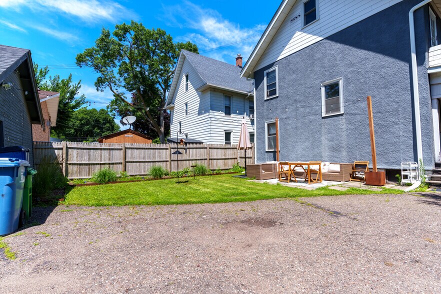 Building Photo - 824 5th St NE