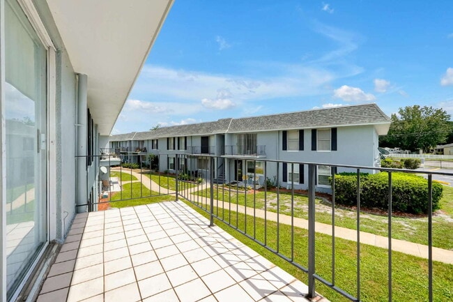 Building Photo - "Bright 2-Bed, 2-Bath Condo Retreat with Pool & Lake Views"