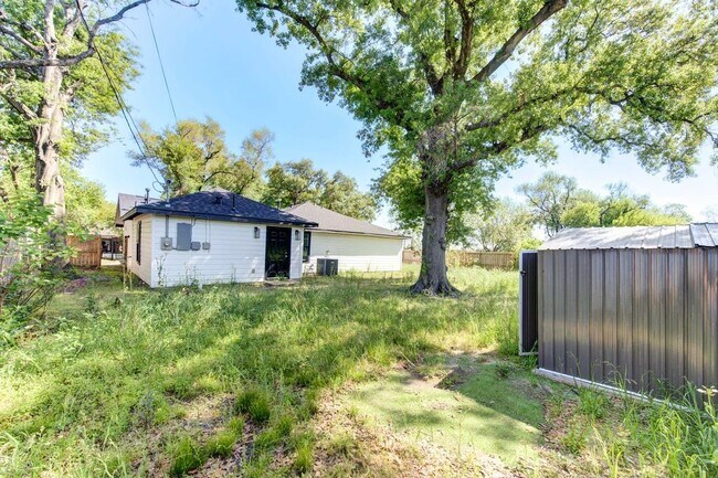 Building Photo - 5906 Hilary St