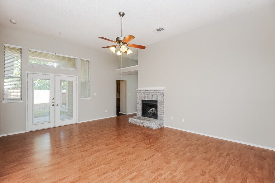 Building Photo - 208 Vines Dr