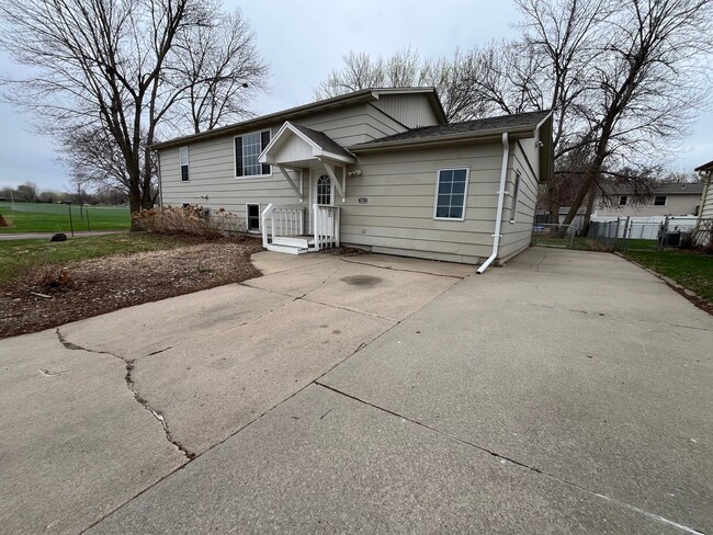 Building Photo - 4 Bed/2 Bath Rental Home with Fenced in Yard!