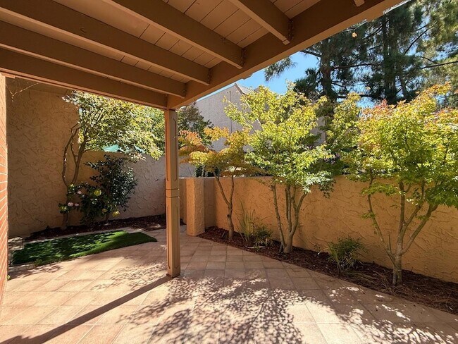Building Photo - 285 Casitas Bulevar