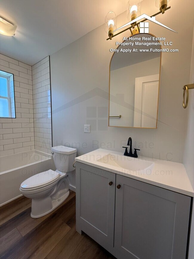 Building Photo - 210 W 6th St