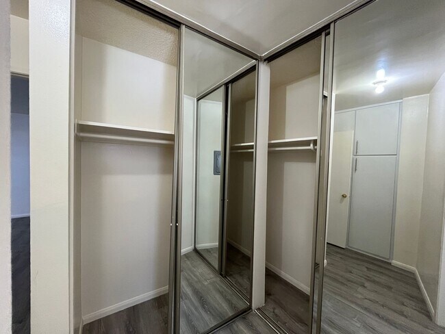 Building Photo - MOORPARK (14938) APT