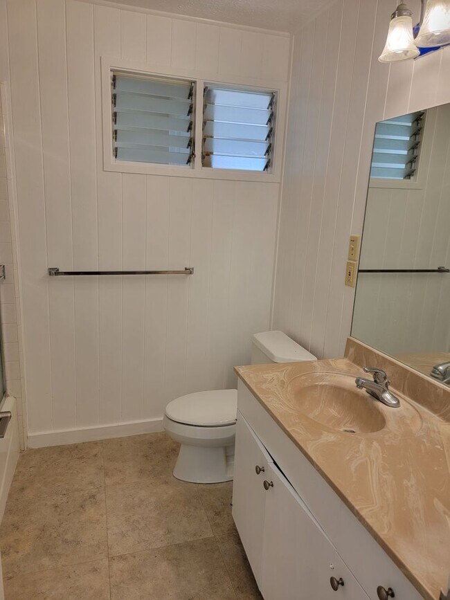 Building Photo - Large Upstairs Unit, Split AC, Renovated