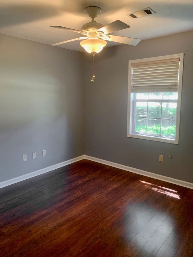 Building Photo - For Lease - 3 Bedroom 2 Bath Valley View!