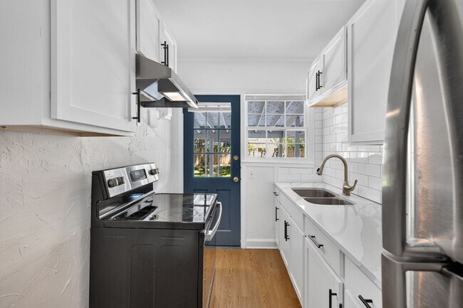 Building Photo - 216 E 57th St