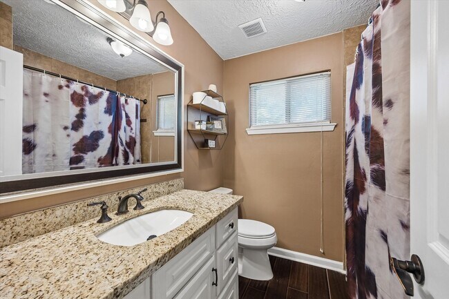 Building Photo - 6223 Vinewood Ln