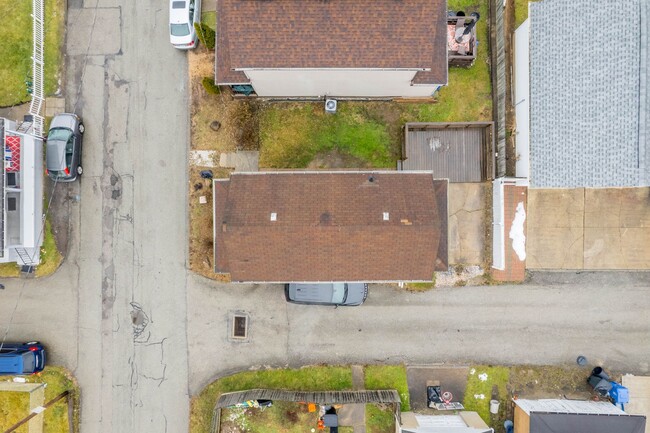 Building Photo - Cozy 1 Bedroom in McKeesport available May...