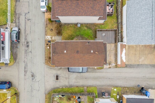 Building Photo - OPEN HOUSE THIS WEDNESDAY 10/8! AT 5PM! MO...