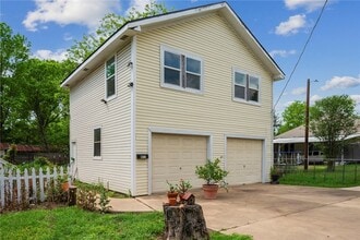 Building Photo - 400 Robertson St