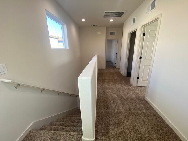 Building Photo - Gorgous 3 Bedroom 2.5 Bath Home in Gated Winding Meadow Village