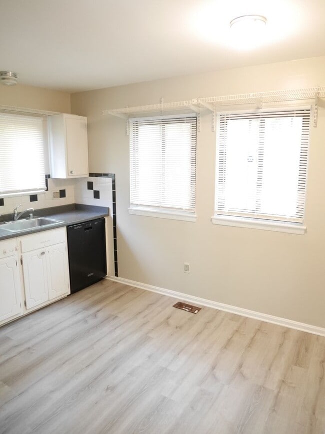 Building Photo - Columbia Contemporary Charmer in a Prime L...