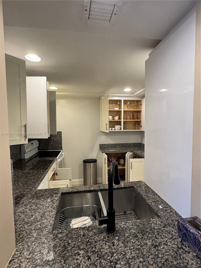 Building Photo - 2049 S Ocean Dr