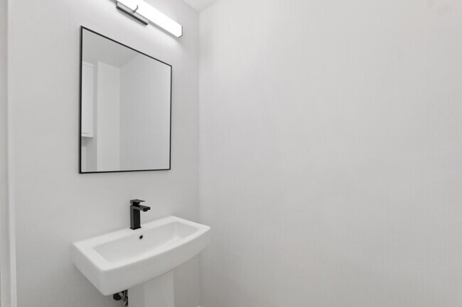 Building Photo - 57 Foxhall Crescent Dr
