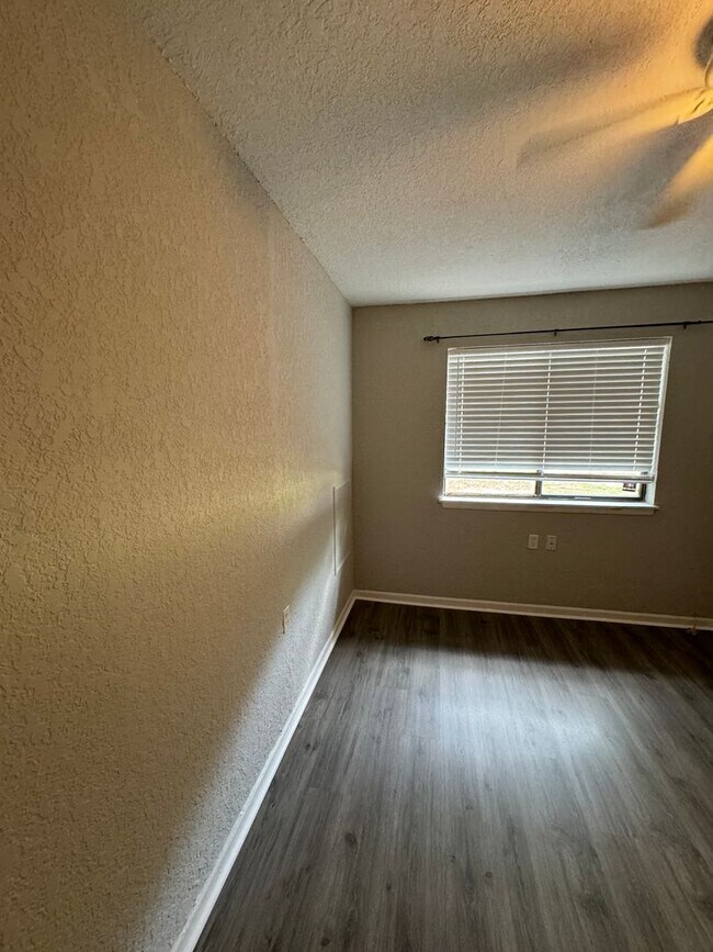 Building Photo - Come See This Beautiful Remodeled 2 Bed 1 Bath Condo in Mystic Woods! Available Now!