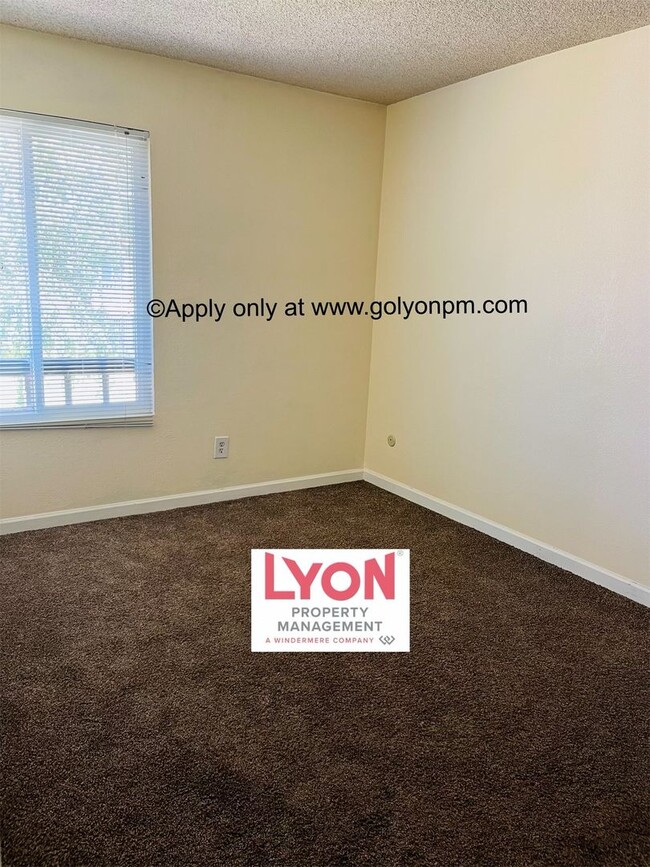 Building Photo - Darling, Spacious 3 bedroom Condo in beaut...