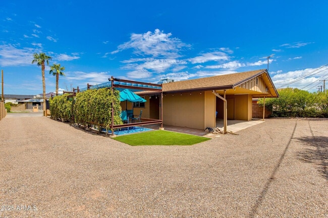 Building Photo - 4819 E Cambridge Ave