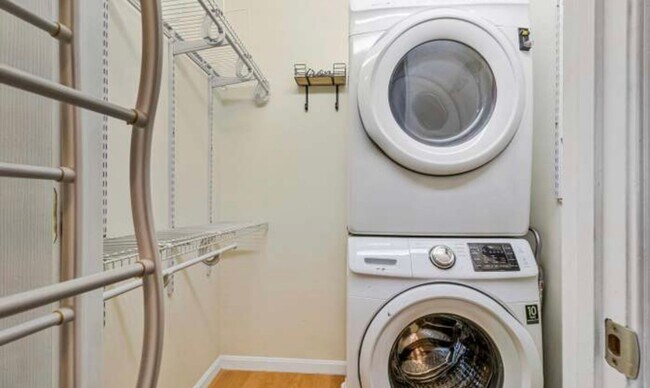 Building Photo - Bright, modern Capitol Hill 1 bed/1 bath condo with private outdoor space and secured parking