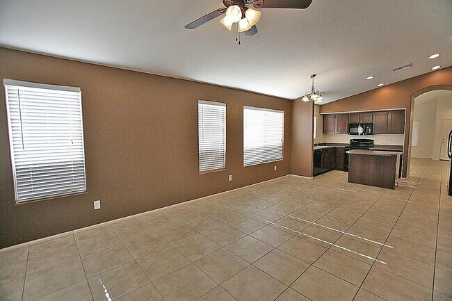 Building Photo - SPACIOUS 4-BEDROOM HOME IN PEORIA CUL-DE-SAC
