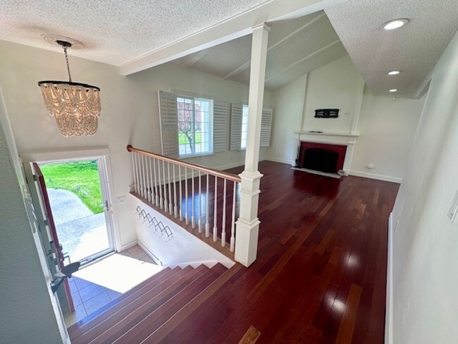 Building Photo - Charming 4 Bedroom Residence with Expansive Yard