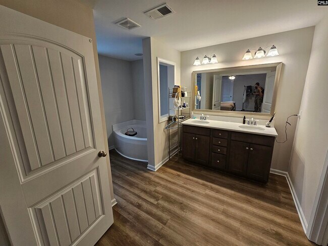 Building Photo - 735 Bustling Br Ln
