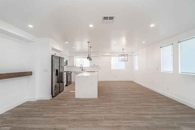 Building Photo - 3 br, 3 bath Duplex - 10224 La Reina Avenu...