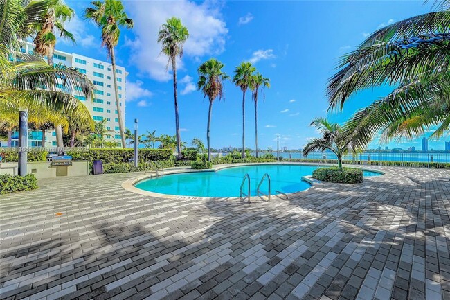 Building Photo - 7501 E Treasure Dr