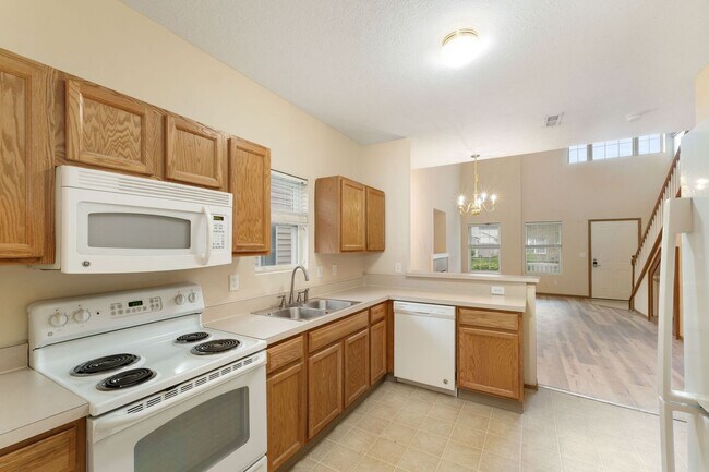 Building Photo - Beautifully Updated Single Family in a Private Community