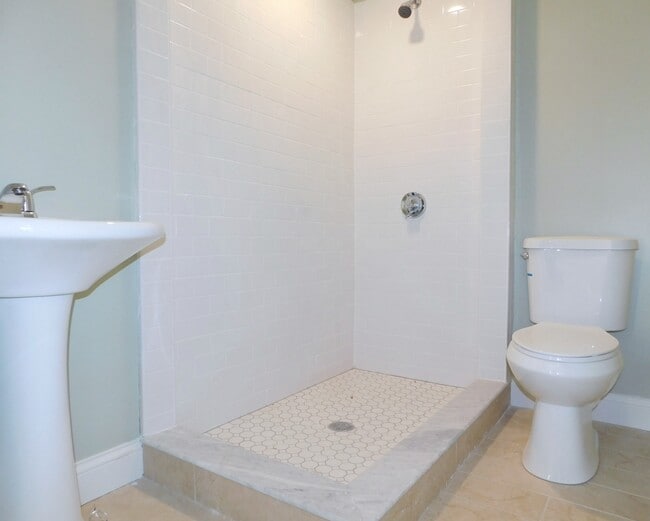 Building Photo - 10 Roxbury St