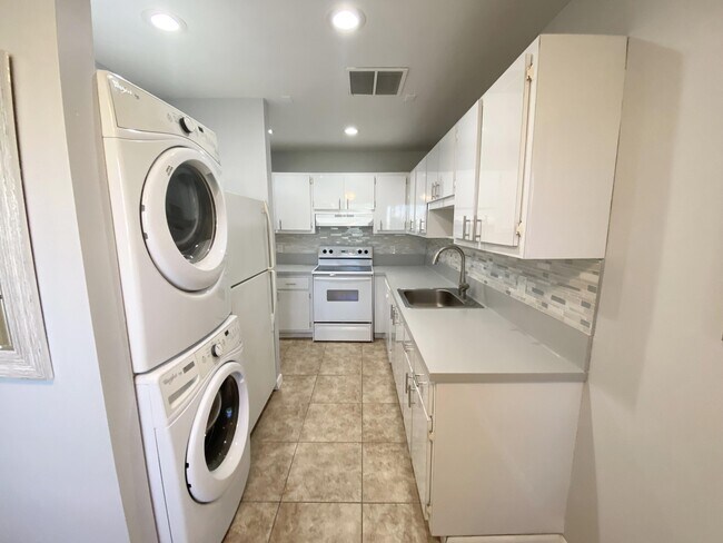 Building Photo - 1100 Boxwood Dr