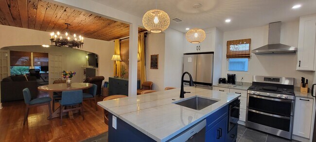 Building Photo - 717 Macy St