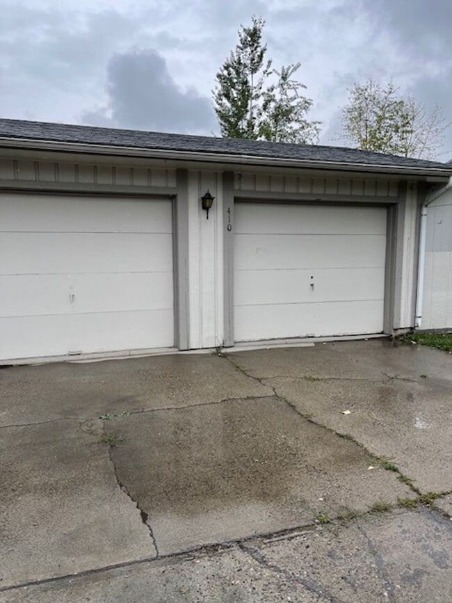 Building Photo - 410 N 19th Ave