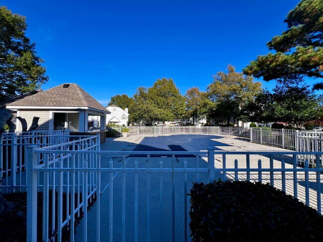 Building Photo - Beautiful 2-Bedroom End Unit Townhome in Ocean Lakes!