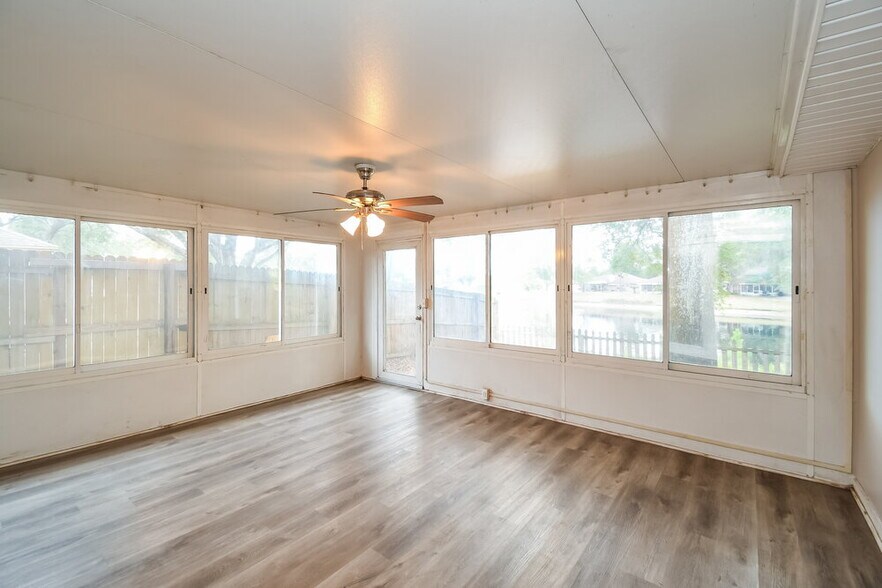 Building Photo - 1653 Spring Oaks Ln