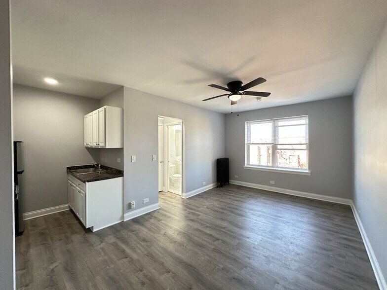 Building Photo - 4027 N Kenmore Ave