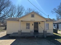 Building Photo - Move-in Special - 1/2 off first month's rent!
