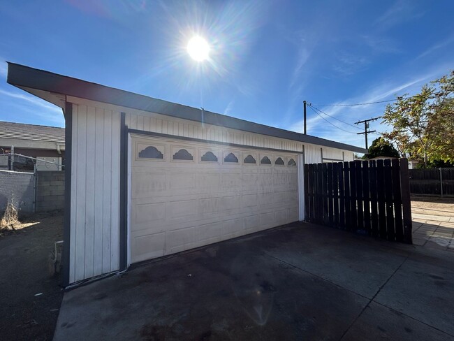 Building Photo - Quaint two bedroom home on Devonshire!