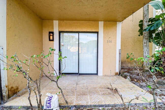Building Photo - 450 Palm Cir W