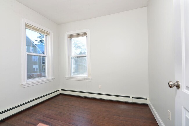 Building Photo - Great location! Updated 3 bedroom 1 Bathro...