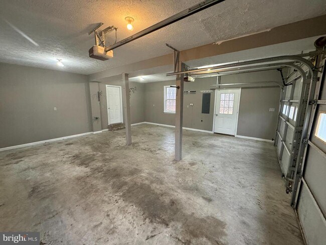 Building Photo - 346 Saddleback Ln