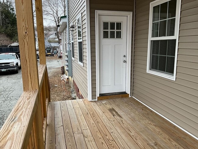 Building Photo - 90 Elm St