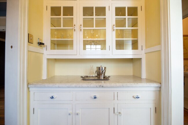 Building Photo - WONDERFUL HISTORIC 5 BED 3 BATH PROPERTY WITH CARRIAGE HOUSE