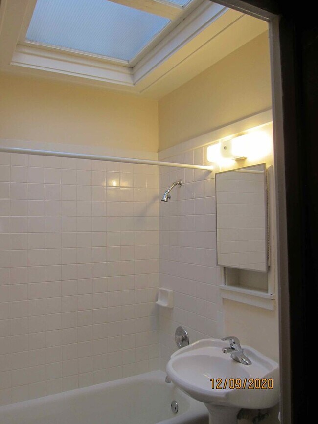 Building Photo - Available July or August 2026 Gorgeous 1-bedroom apartment in Shorewood with Free Heat