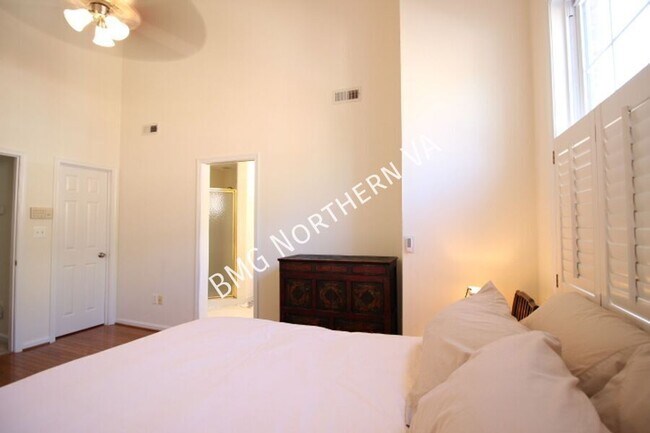 Building Photo - 2304 N Greenbrier Ct