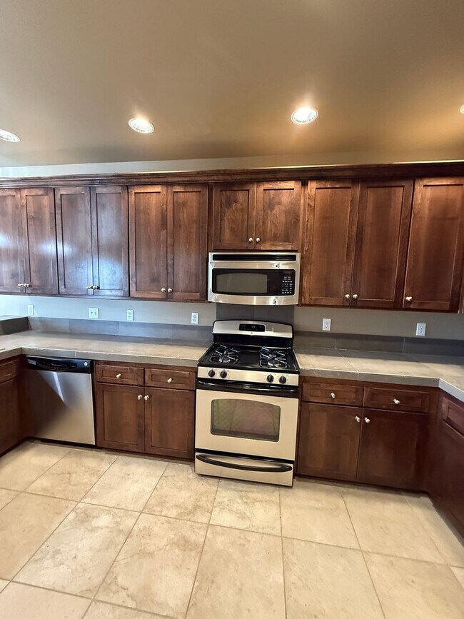 Building Photo - B11110E